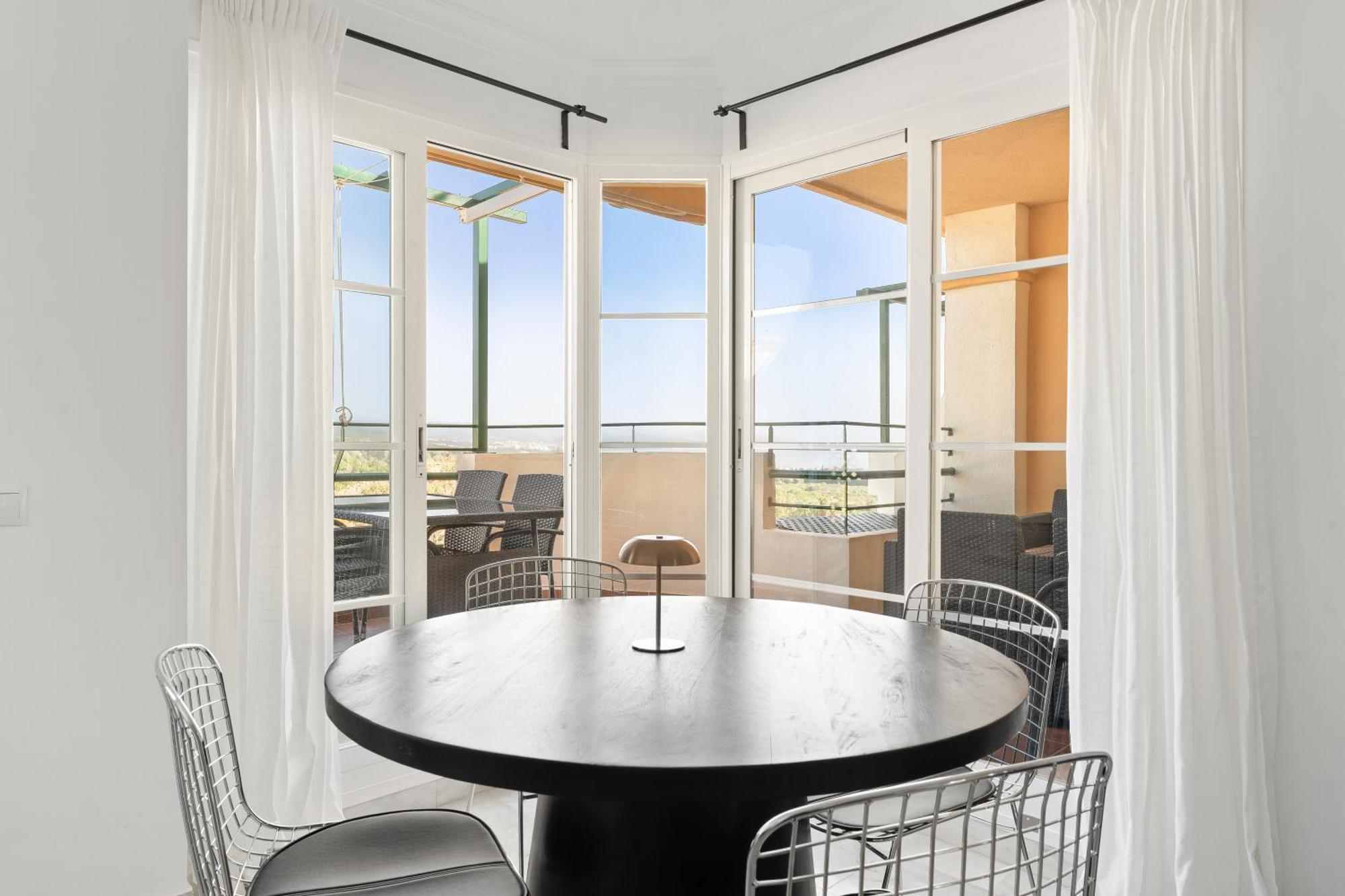 Apartment Unmatched Location, Breathtaking Views, Garage *