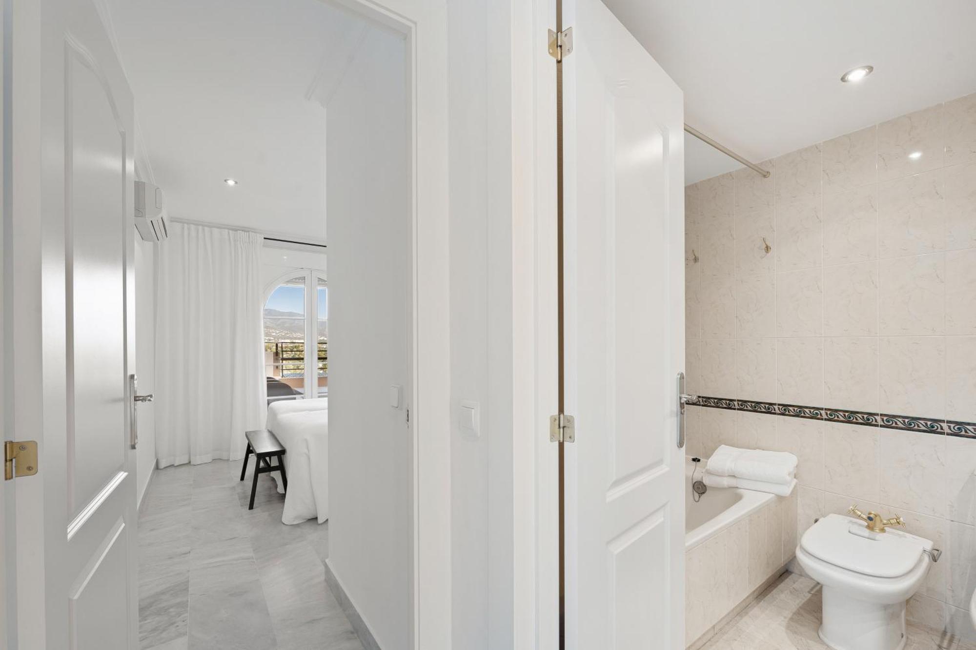 Unmatched Location, Breathtaking Views, Garage * Marbella